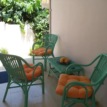 Apartament Aretousa *